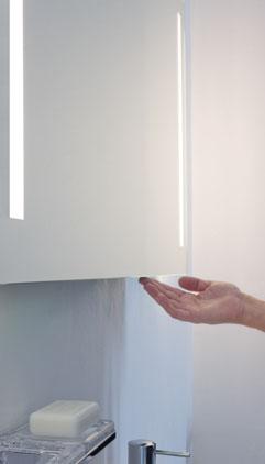 1 2 Licht im Bad für das Baden in Licht: LAUFEN bietet mit seinen Lichtspiegeln und