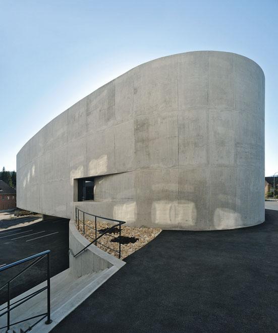 In Anlehnung an den von Ludovica und Roberto Palomba entworfenen Waschtisch «bowl / 08» haben die Architekten Nissen & Wentzlaff das Gebäude, welches durch seine eindrückliche Sichtenoberfläche und