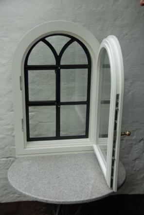 Gussfenster mit Einfachverglasung (4 mm), außen.