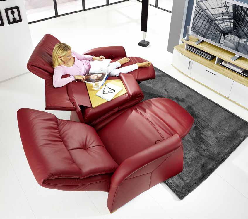 COSTA ABSCHALTEN - AUSSPANNEN Das komfortable, ergonomisch angepasste Trapezsofa vereint alles, was ein Sitzmöbel haben sollte: bequeme Polsterung in drei wählbaren Sitzhärten, eine praktische Relax-