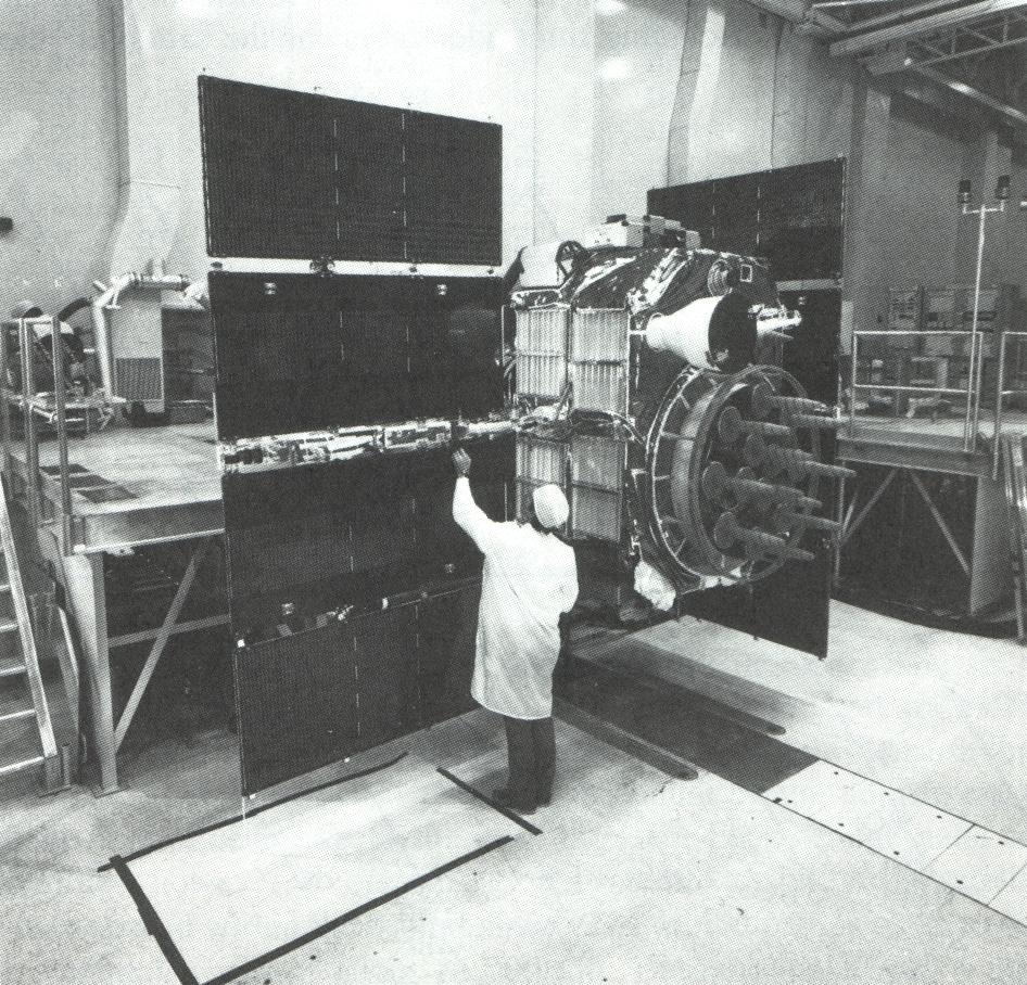 Aufbau der Satellitenantennen 12 Antennenelemente, angeordnet in zwei