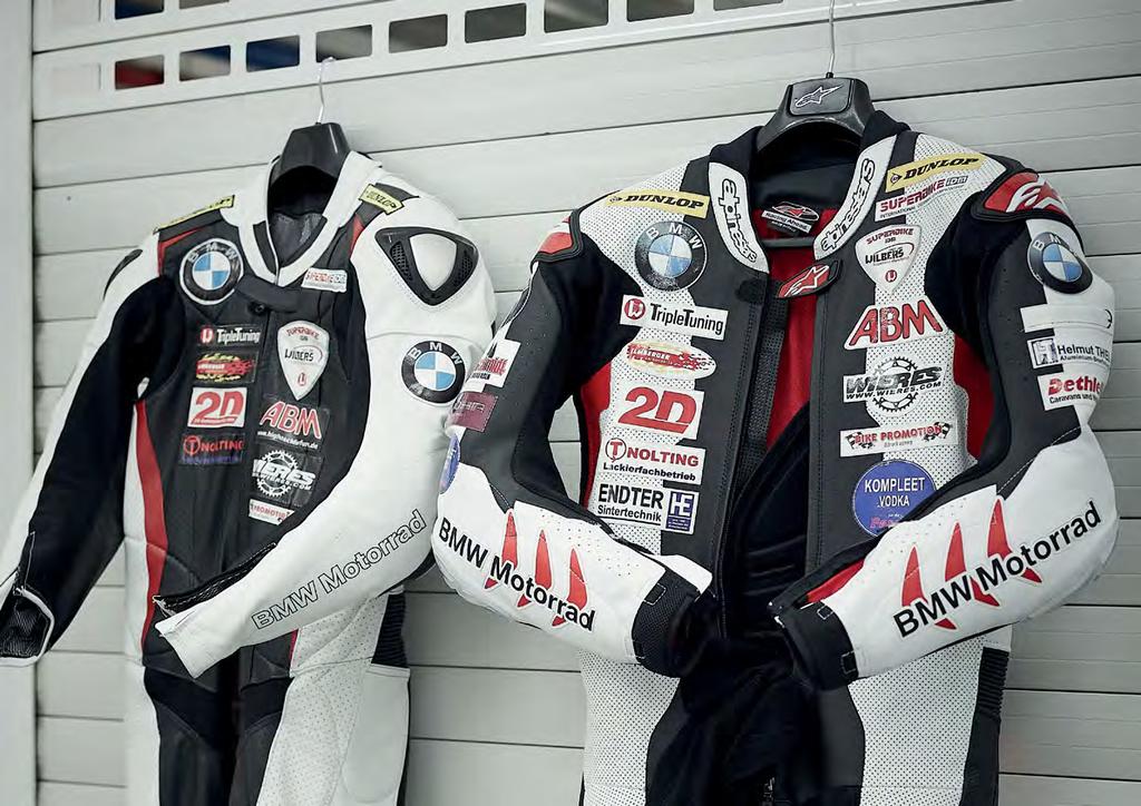 Nicht umsonst sehen unsere beiden IDM Superbike Fahrer wie BMW Werksfahrer aus - neben der HP4 Entwicklung bekamen wir noch einen Zusatzauftrag: Wir sollen bei der BMW DoubleR Collection behilflich