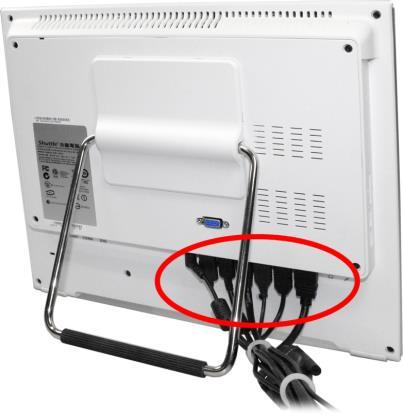 Optimiertes Kabelmanagement Die meisten Anschlüsse werden auf der Rückseite nach unten herausgeführt, so dass die Kabel geordnet vom PC weggeführt