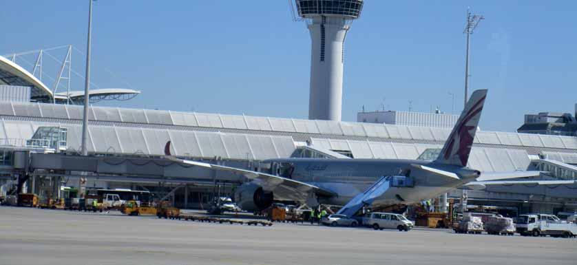 Flughafen München mit dem neuesten Airbus Oberfl ächengewässer verlegt und umgeleitet werden.