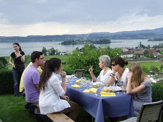 Von ihrer Gartenterrasse hatten wir einen zauberhaften Blick über den Zürichsee und durften den hellsten Tag des Jahres mit kulinarischen und kulturellen Genüssen feiern.