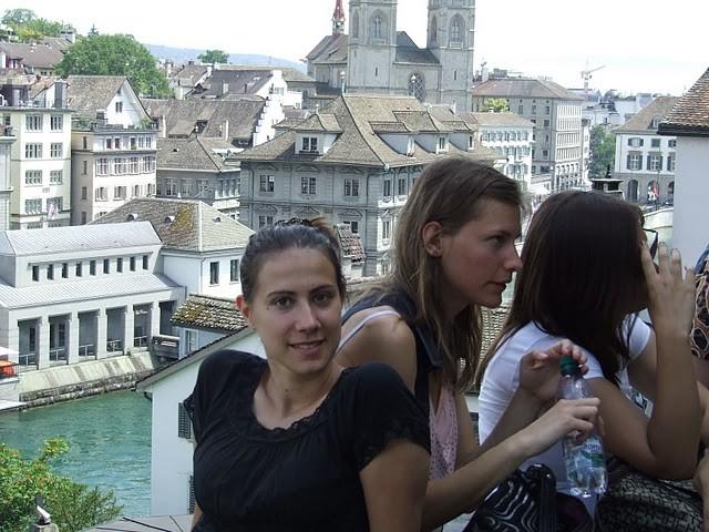Das Niederdörfli ist der wohl bekannteste Teil der Altstadt Zürichs, dem die engen Straßen, verzierten Aushängeschilder und duftenden Imbissecken eine spezielle Atmosphäre verleihen.