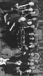 KURZ ABER WICHTIG Als erste bayerische Big Band reist die Lehrer-Big Band Bayern unter der Leitung von Joe Viera vom 9. bis 23. Juni 2000 nach China.