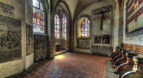 Vom Verfall bedroht die mittelalterlichen Glasmalereien in der Bessererkapelle Die Bessererkapelle ist die kleinste Kapelle im Ulmer Münster. Sie wurde etwa 1429 unter Werkmeister Hans Kun erbaut.
