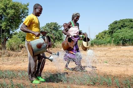 Kostbares Nass Wasser ist in vielen Dörfern des Landes ein rares Gut: Bislang konnten viele Kleinbauernfamilien nur einmal im Jahr nach der Regenzeit Hirse oder Mais ernten.