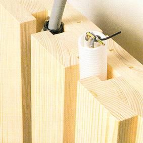 Wandbauweisen im Holzbau 7 Brettern und Kanthölzern erfolgt mittels Laubholzdübeln, die das gesamte Bauteil durchdringen.
