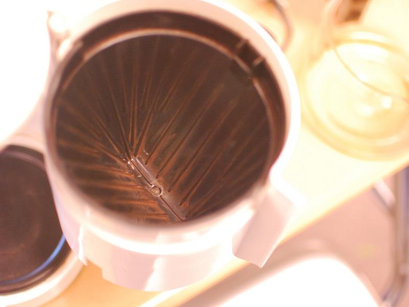 Schritt 4 Filterkorb, Wasserauslauf und Körper Als nächstes sollten Sie den Kaffeefilterhalter zu reinigen. Viel Schmutz und Dreck wird in diesen aufbauen, und es geht direkt in Ihren Kaffee.