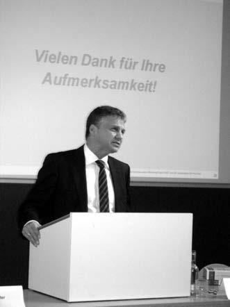 Christoph Brüning und Prof. Dr. Marcus Arndt in Kiel ein.