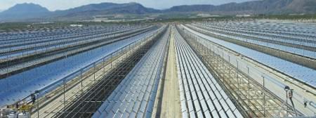 im Solarfeld 5 MW Kraftwerk in Kanchanaburi (Thailand)