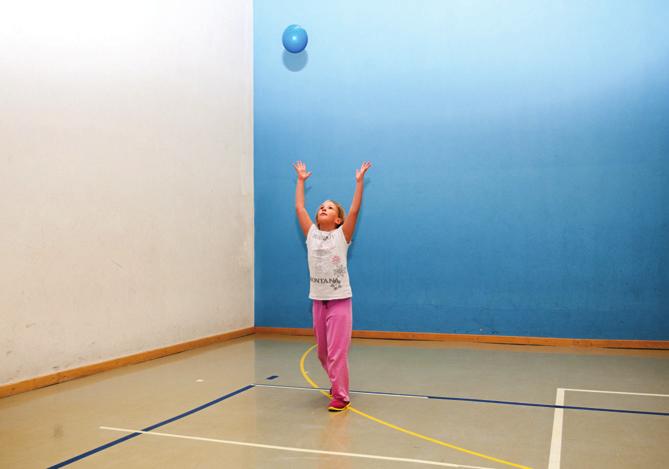 Das Kind wirft von der Startlinie aus einen Ball in die Höhe, läuft dem Ball hinterher und fängt diesen hinter der zweiten Markierung. Der Ball wird direkt aus der Luft gefangen.