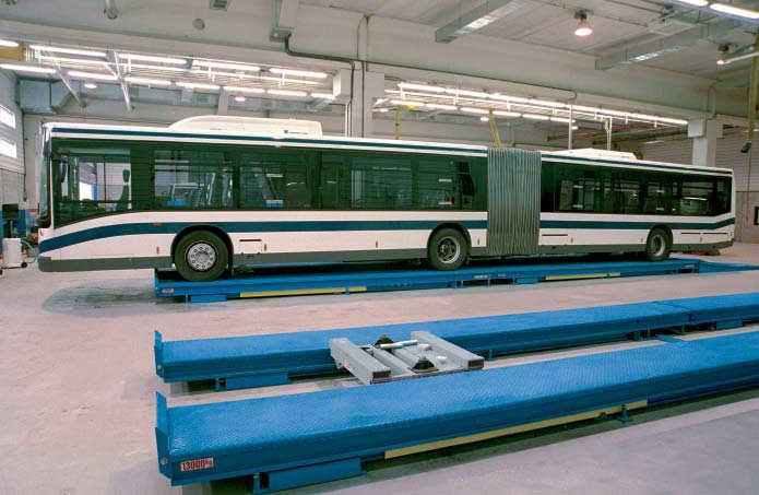 This solution enables the lifting of particularly long vehicles but also allows, in single mode, to make the lifts work separately to service the more common vehicles, therefore granting double