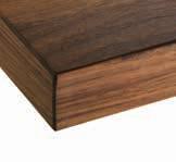Umweltfreundlich Weil KARLBY aus einer Spanplatte und nur einer Schicht Massivholz (3,5 mm Furnier) besteht, wird für die Herstellung