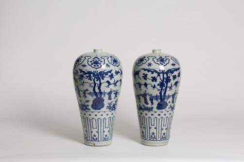 2 / 7 Ein Paar große Meiping-Vasen H 62 cm China, Ming-Zeit, Sechs-Zeichen-Wanli-Marke und Periode (1572 1620) Sammlung Alfons Mumm von Schwarzenstein, Schenkung 1906 Das imposante Vasenpaar zeigt