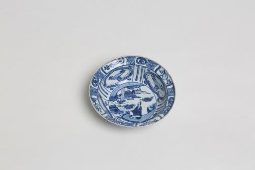 5 / 7 Kleine Kraak- Schale Dm 14,2 cm China, Ming-Zeit, Wanli-Periode, frühes 17. Jh. Im Zentrum steht ein der chinesischen Literatenmalerei entlehntes Sujet.