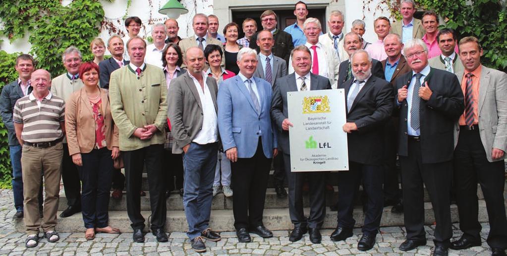 Landwirtschaftsminister Helmut Brunner (4. von rechts) das neue Amtsschild.