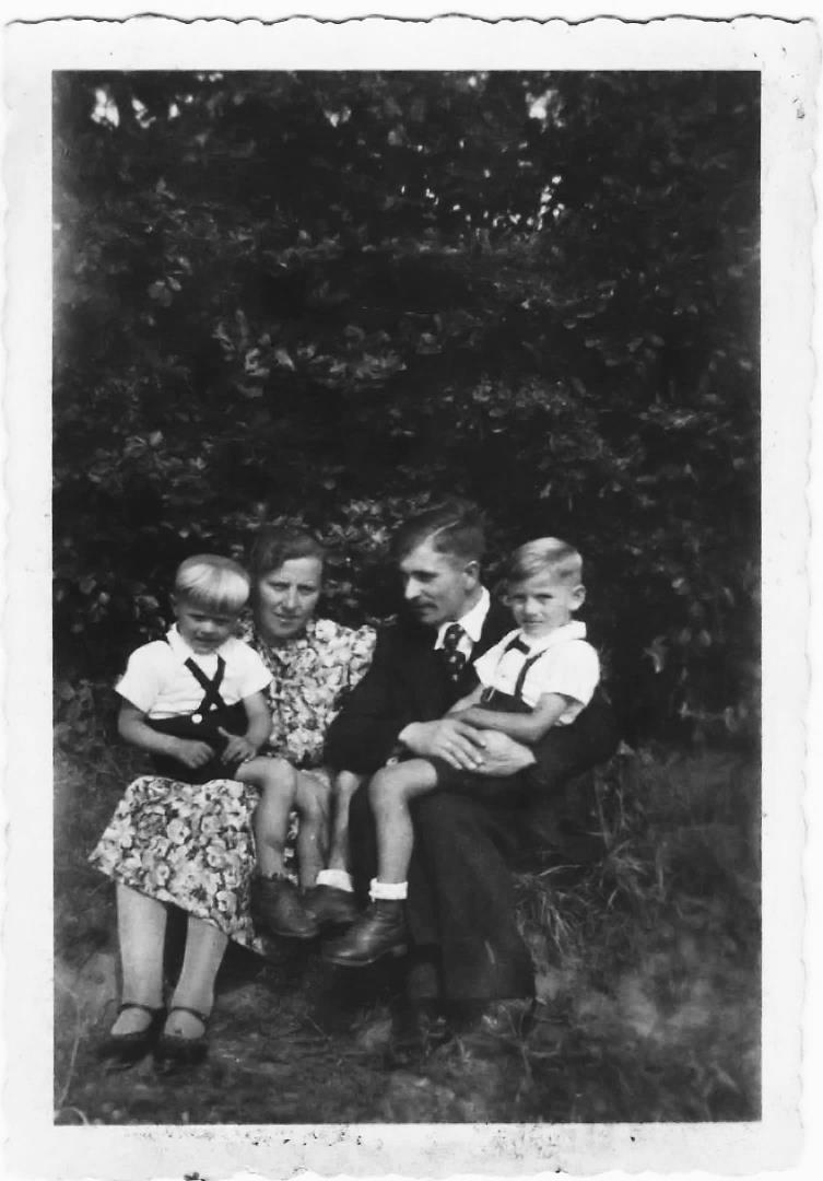 (1954/55) Foto der Familie Paul Fuhrmann um 1940 links: Ursula