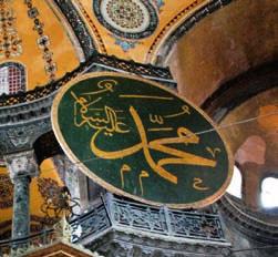 Kunst und Kultur Die Dreischiffigkeit der Moschee ist dem byzantinischen Kirchenraum entlehnt.