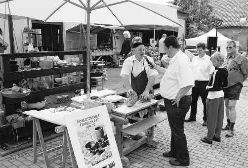 Der nächste Markt auf dem Sächsisch-Böhmischen Bauernmarkt wird der Röhrsdorfer Apfelmarkt mit Weinfest am 26./27.09.2009 sein. Fotos: H. Tintner Die Töpferschule unserer Prominenten wurde auf dem 6.