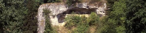 Der etwa 30 m lange und 30 m hohe Komplex aus Massenkalken des Weißjura Ç (Untere Felsenkalke, Mittel-
