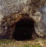 Am Fuß der Felswand befindet sich die verschlossene Kellerhöhle (Teufelsloch, Pferdestall), eine Hallenhöhle mit talparallelen erweiterten Klüften und Tropfsteinen.