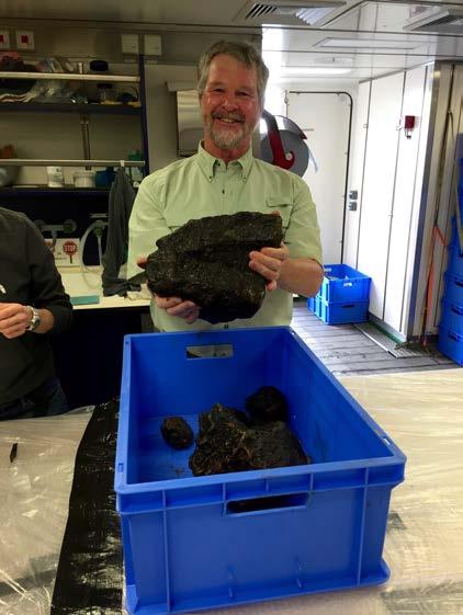 Prof. James Gill hält stolz einen Block Basaltlava vom Gill-Vulkan in der Hand, den er als "ein weiteres Enkelkind" bezeichnet.