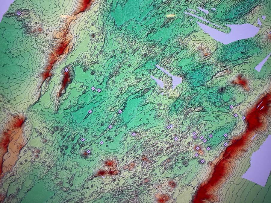 angrenzenden Colvillerücken (rot = geringe Wassertiefen von teilweise weniger als 1.000 m) sowie dem Kermadecrücken im Osten (ebenfalls rot).