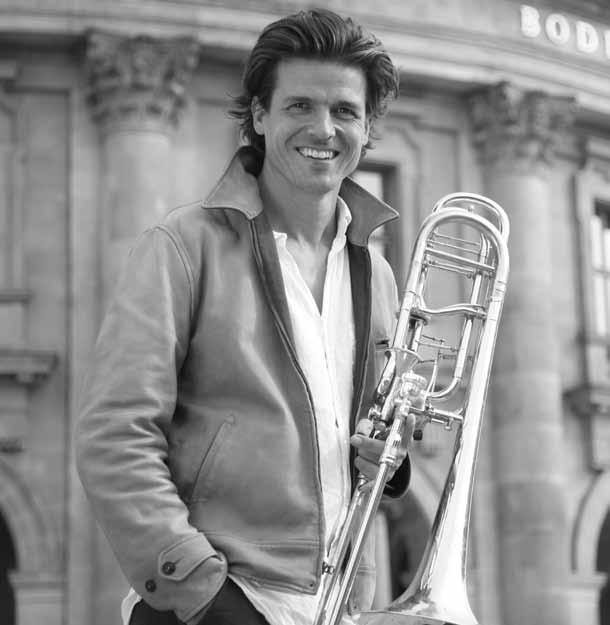 Stefan Schulz Bassposaune wurde in Berlin geboren und spielte zunächst Horn, wechselte aber später zur Posaune. Er studierte in Berlin und Chicago.