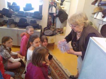 Davon sind zwei in Schechingen, da Frau Hähnle ihre Enkelin selbst zur Hutmacherin heute Modistin ausgebildet hat.