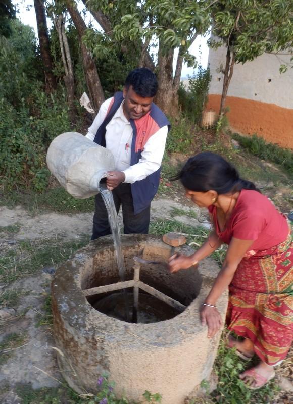 Das Energiesparprojekt Neue Energie für Nepal Nach den verheerenden Erdbeben im April und Mai 2015 in Nepal unterstützt atmosfair den Wiederaufbau von Schulen, Krankenstationen, touristischen