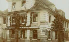 Sehr zentral steht an der Einmündung zur Nürnberger Straße das Verlagsgebäude der Fränkischen Landeszeitung, kurz FLZ. Die Tageszeitung erschien erstmals am 24.
