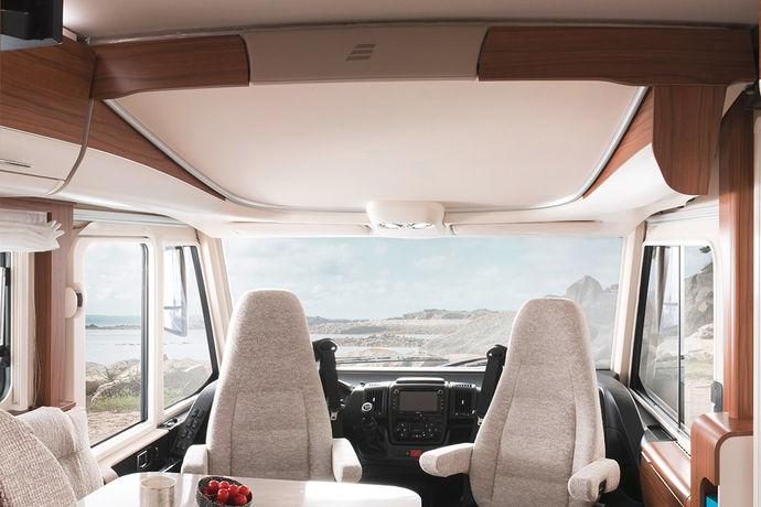 Damit nachts alle Familienmitglieder oder spontanen Besucher friedlich schlafen können, bietet das Hymermobil B-Klasse DynamicLine ein gemütliches Hubbett