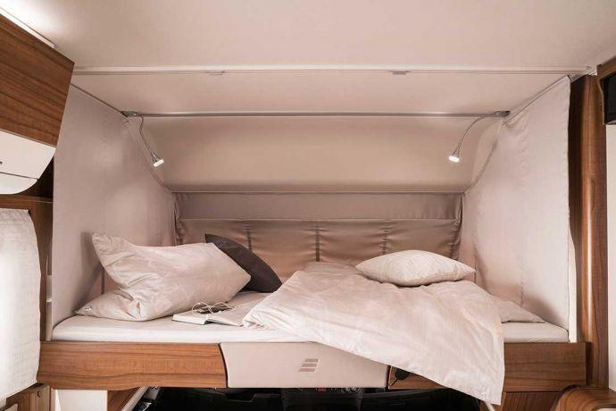 Für alle, die gerne einzeln schlafen, gibt es das flexible Hubbett optional auch als Längseinzelbett-Variante.
