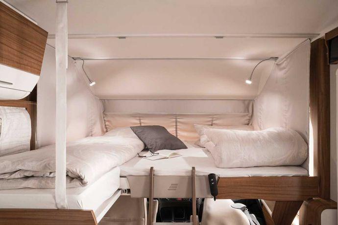 So kennt man das Hubbett in einem integrierten Wohnmobil: Als Querschläferbett für zwei Personen.