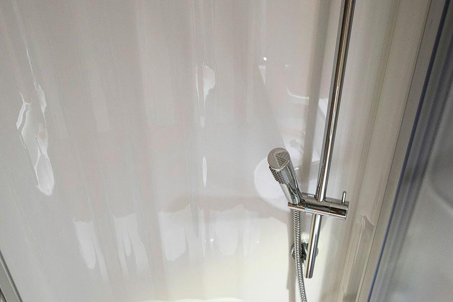 Das hochwertige Cool Glass Waschbecken im Komfortbad des Hymermobil B-Klasse DynamicLine bietet seitlich vernünftige Abstellflächen für Seifenspender und