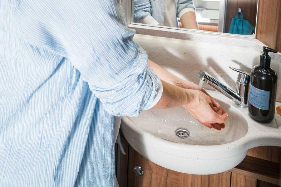 Das edle Waschbecken im Hymermobil B-Klasse DynamicLine hat eine vernünftige Größe zum Händewaschen,