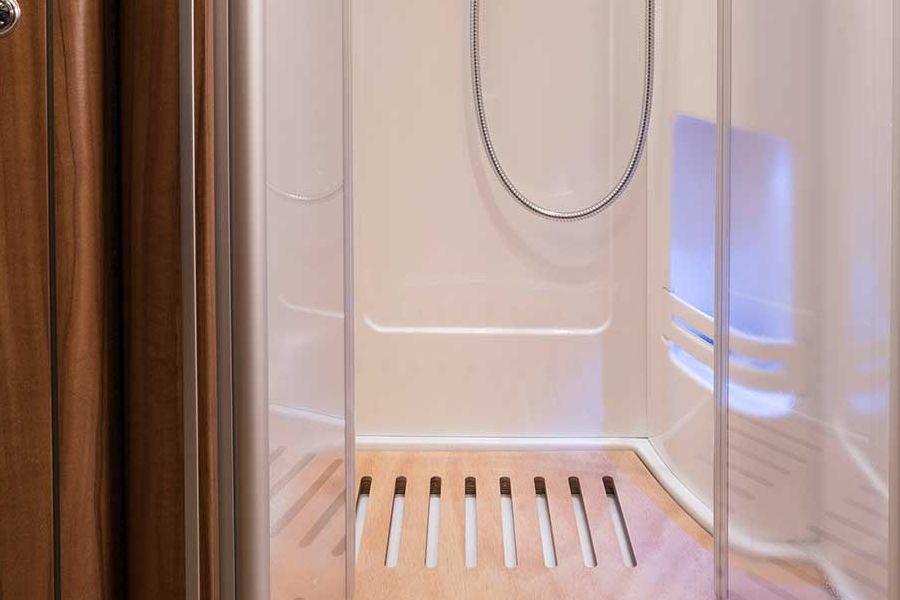 Optional ist ein Holzlattenrost für die Dusche erhältlich, der noch mehr Halt und Griffigkeit bietet.