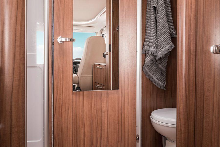 Separater Bereich Duschen mit genu gend Bewegungsfreiheit im Bad, also Komfort wie zu Hause, gehört hier zur Serienausstattung.