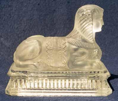 Abb. 2000-1/070 Sphinx mit geripptem Sockel farbloses Glas, H 9,8 cm, L 11,8 cm Sammlung