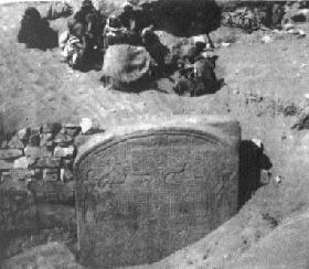 Aus der Zeit des Thoth Die Sphinx-Stele kurz nach ihrer Ausgrabung Allerdings kann hier etwas nicht stimmen, denn genau durch diese Schächte hätte niemand jemals die Sterne beobachten können.