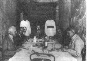 Der Fluch derpharaonen Howard Carter (zweiter von rechts) und seine Kollegen tafeln in einem ehemaligen Grab.