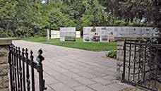 8 Rund um den Gedenkstein von 1948 mit den Namen von 249 Märzgefallenen wird detailliert auf Schautafeln die Geschichte des Friedhofs dokumentiert.