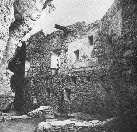 - 7 - Die Burgruine Kropfenstein bei Waltensburg, romanisch «Casti Grotta», Burg, die wie ein Kropf aus der Felswand herauswächst.
