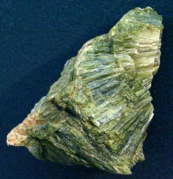Die wichtigsten (gesteinsbildenden) Mineralgruppen: Silikate Gruppensilikate = Sorosilikate Zwei [SiO