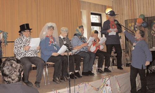 in Stimmung zu bringen. Die meist kostümierten Senioren erlebten unter der gekonnten Moderation von Gerd Hombergs drei Stunden Breetlokskarneval voller Höhepunkte.