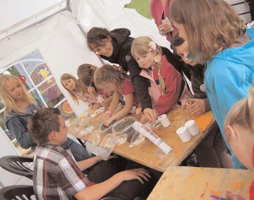 Jahresbericht 2011 29 Fakten und Meinungen Dorfleben im Schatten der Burg, so lautete das Thema der diesjährigen Ferienspiele vom 08. bis 12. August auf der Wiese an der Burg.