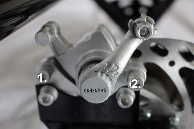 Einstellen der Scheibenbremse Für die Einstellung der Scheibenbremse benötigen Sie einen 2,5 & 5mm Inbusschlüssel. Stellen Sie sicher, dass die Scheibe mittig im Bremssattel liegt.